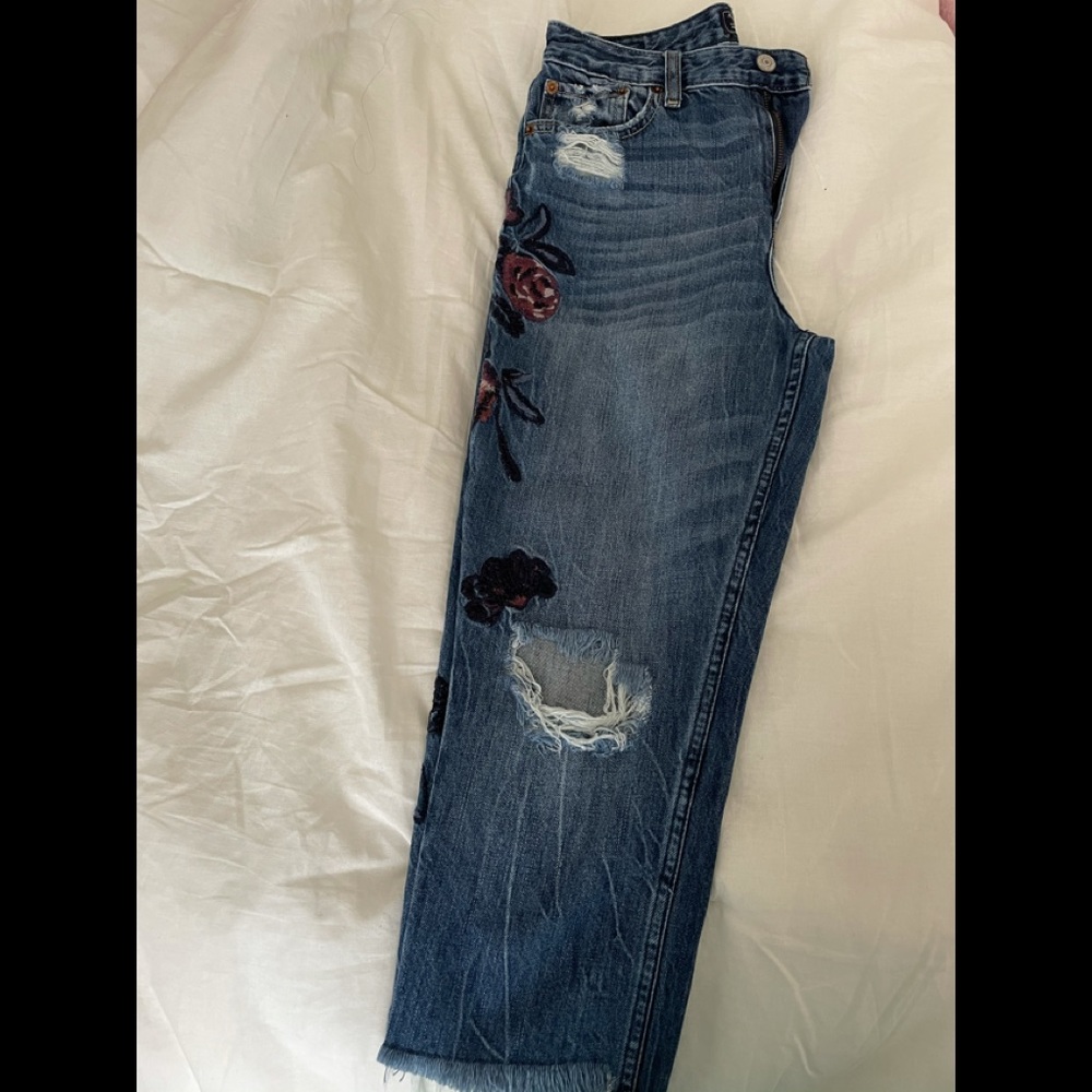 Abercrombie & Fitch cropped jeans with embroidery